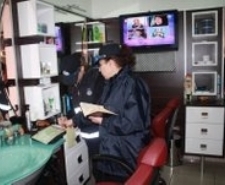 EDREMİT’TE ZABITA KUAFÖR SALONLARINI DENETLEDİ
