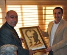 GENÇER’DEN KENT KONSEYİNE ATATÜRK PORTRESİ