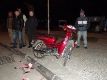 HATALI DÖNÜŞ YAPAN OTOMOBİL MOTOSİKLET SÜRÜCÜSÜNE ÇARPTI
