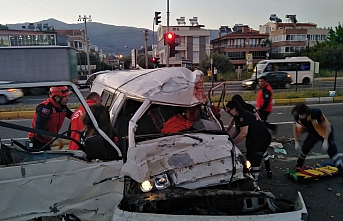 Edremit'te kamyonetin çarptığı otomobil evin bahçesine uçtu: 2 ölü, 3 yaralı