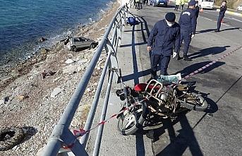 Edremit’te korkunç kaza: 1 ölü Motorlu sürücüye çarptı, sahile uçtu.