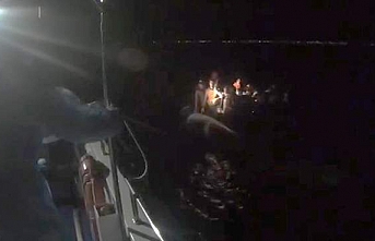 Lastik botla kaçan sığınmacıları Sahil Güvenlik ekipleri kurtardı