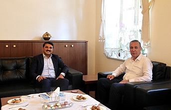 AK Parti Siirt Milletvekili Osman Ören, Edremit Kaymakamı Turgay Ünsal’ı ziyaret etti.