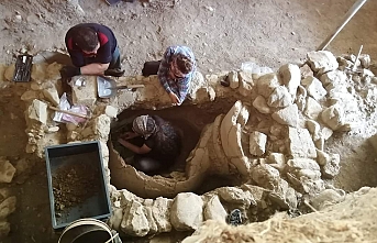 Edremit’te devam eden kazılarda, Pitos mezarı gün yüzüne çıkarılıyor