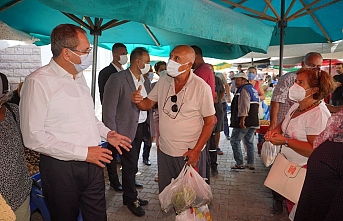 Ayvalık Belediye Başkanı Mesut Ergin, Altınova Pazaryeri'nde pazarcı esnafıyla ve alışveriş yapan vatandaşlarla sohbet etti