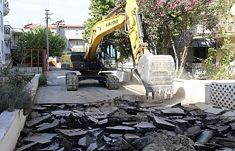 Burhaniye'de belediyenin yol yenileme çalışmaları devam ediyor.