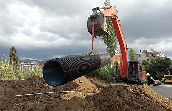 Edremit Belediyesi tarafından yağmur suyu drenaj hattı döşeme çalışmaları devam ediyor
