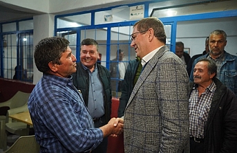 Ayvalık Belediye Başkanı Ergin, mahalle ziyaretlerinde coşkuyla karşılanıyor