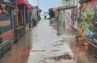 Edremit'te kabaran deniz Altınkum Mahallesi'ni sular altında bıraktı
