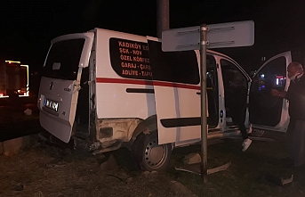 Edremit'te kaza ucuz atlatıldı. Kazada 1'i çocuk 4 kişi yaralandı.