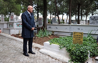 İlçe Milli Eğitim Müdürü Özbek bu yıl vefat eden öğretmenleri de unutmadı. Mezarlıkta ziyaret etti