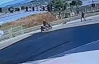 Ayvalık’ta motosikletin yayaya çarpma anı güvenlik kamerasına yansıdı
