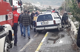 Edremit'te kazada bir araç kaldırıma diğer orta refüje çıktı:2 yaralı