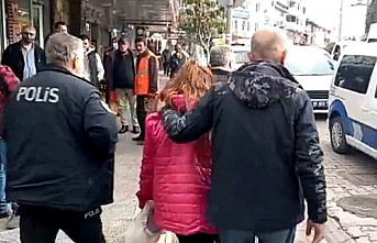 İzmir'den Edremit’te gelen kadın, polisin takibi sonucu kuyumcuları dolandıramadı.