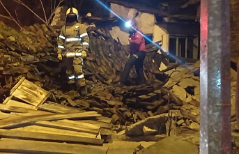 Balıkesir'de yağıştan metruk bina çöktü ekipler insan aradı