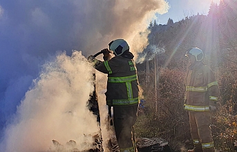 Susurluk'ta ocakta bulunan odun kömürleri için için yandı, ekipler sabırla söndürdü