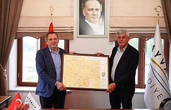Ayvalık Belediye Başkanı Mesut Ergin, Sjenica’lı konukları tarihi binada ağırladı.