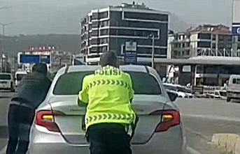 Bu da bizim polisimiz. Edremit'te Polis Haftası’nda sürücüye polis şefkati