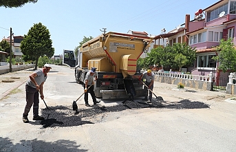 Burhaniye’de bozulan yollar asfaltlanıyor  