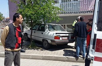 Dursunbey'de gaz teli takılı kalan araç evin duvarına çarparak durabildi