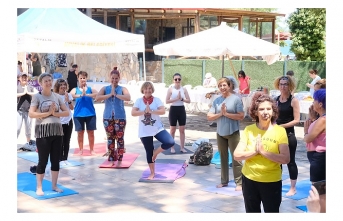 Ayvalık'ta Kadınlar Dünya Yoga Günü'nde Buluştu
