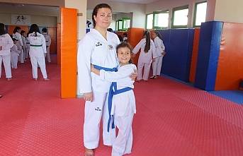 Burhaniye’de Ukraynalı Polina kızı ile tekvando kursuna katıldı