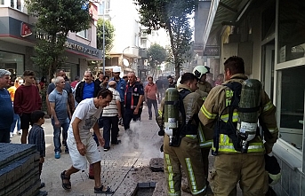 Bandırma'da korkutan yangın. Yangına, itfaiye ekipleri yaya olarak yangın tüpleri ile ulaştı