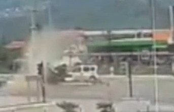 Balıkesir'de polis aracı ile kamyonetin çarpışması güvenlik kamerasına yansıdı