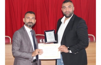 Boks Şampiyonu Demirezen,  Burhaniye’de Üniversitelilerle söyleşti