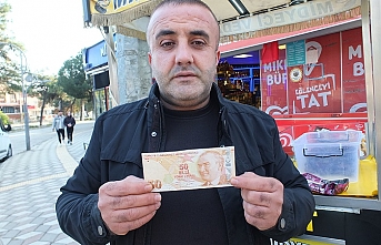 Burhaniye'de hatalı basılan 50 lirayı satmak istiyor