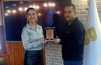 Edremit'te Ak Partili kadınlar teşekkür belgesi ile onurlandırıldı