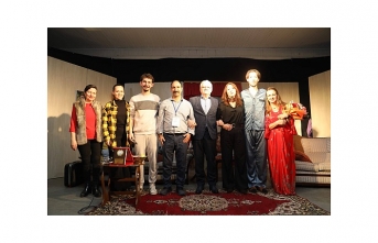 Burhaniye Belediyesi Kent Tiyatrosu’nun Yeni Oyunu Sahnelendi