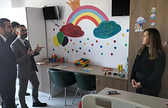 Burhaniye'deki  Üniversiteli gençler hasta çocuklar için eğlence odası hazırladı