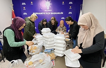 Burhaniye’de Kadınlar Depremzedeler İçin Gıda Paketi Hazırlıyorlar