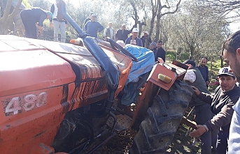 Gönen'de traktörün altında kalan sürücüyü itfaiye ekipleri çıkardı