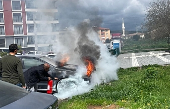 Edremit’te park halindeki araç cayır cayır yandı