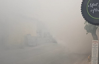 Edremit'te ambale olan minibüs caddeyi duman altında bıraktı. Esnaf, büyük panik yaşadı  
