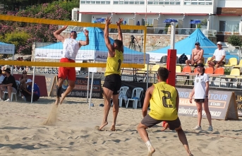Burhaniye’de Uluslararası plaj voleybolu başladı
