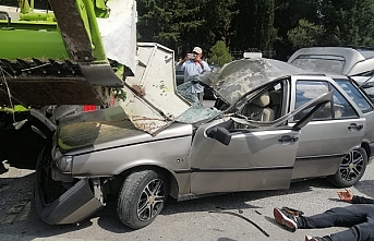 Edremit'te korkunç kaza: Otomobil biçerdöverin altına girdi