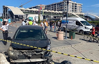 Edremit'te zincirleme kaza: Novada'nın kaldırıma çarparak durabilen araçtaki  2 kişi yaralandı