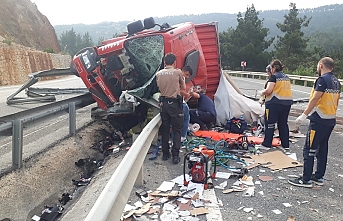 Havran'da kaza. Tır devrildi, sürücü altında kaldı