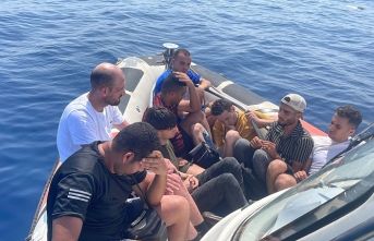 Ayvalık’ta 9 göçmen kurtarıldı