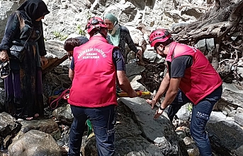 Edremit’te kayalıklardan düşen turistin yardımına itfaiye ekipleri koştu  