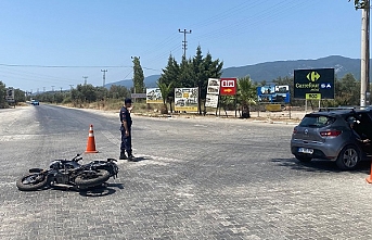 Edremit’te motosiklet otomobile çarptı: 2 yaralı  