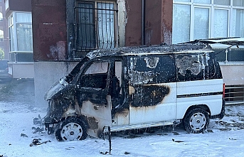 Edremit’te park halindeki minibüs yandı