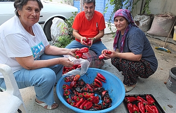 Burhaniye’de kışlık yiyecekler imece ile hazırlanıyor