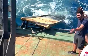 Edremit'te hayalet ekibi, denizden gemi merdiveni çıkardı  