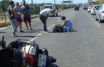 Edremit'te motosiklet kazasında sürücünün yardımına çevredekiler koştu  