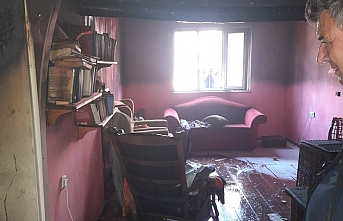 Ayvalık’ta yangın eski evi kül etti