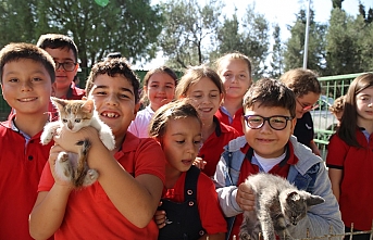 Burhaniye’de Öğrencilerden Hayvan Barınağına Ziyaret